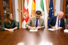 Firma del contrato demanial entre el Alcalde de Almería y el Presidente de Verdiblanca, junto a la concejala de Urbanismo